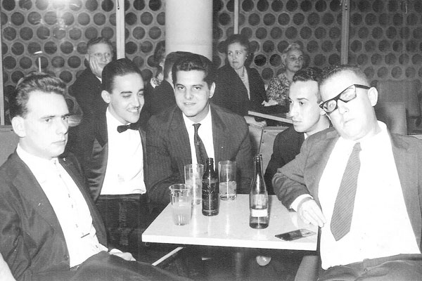 Os leitores Hamilton Peixoto Oliveira e Élison Fernandes mandam esta foto, tirada no ano de 1958, durante um baile no salão da saudosa AEC-Centro. Da esquerda para a direita: João Guasti, Henrique Marconi, Celso Caleiro, Joel Prado e Hugo Doppi. Aparecem 